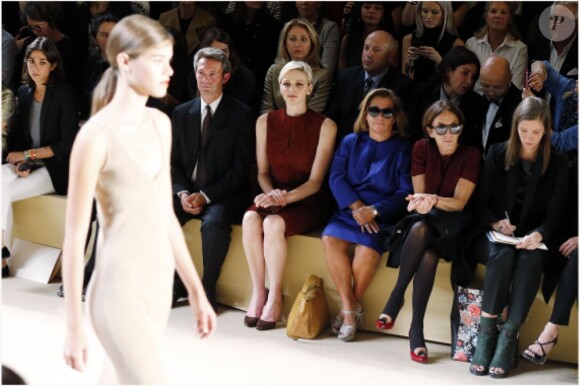 La princesse Charlene de Monaco, au côté de Peter Kriemler, au défilé Akris printemps/été 2013 lors de la Fashion Week de Paris, le 30 septembre 2012 au Palais de Chaillot