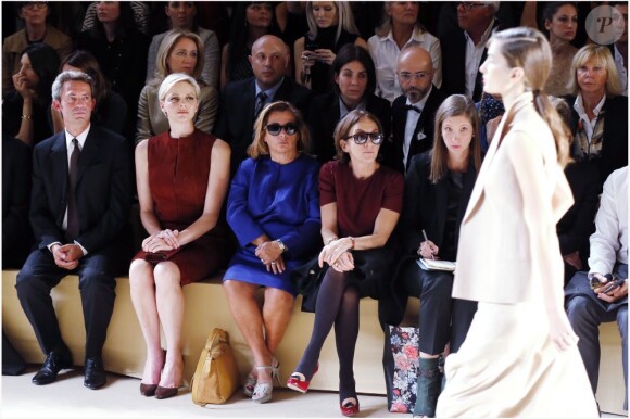 La princesse Charlene de Monaco, au côté de Peter Kriemler, au défilé Akris printemps/été 2013 lors de la Fashion Week de Paris, le 30 septembre 2012 au Palais de Chaillot