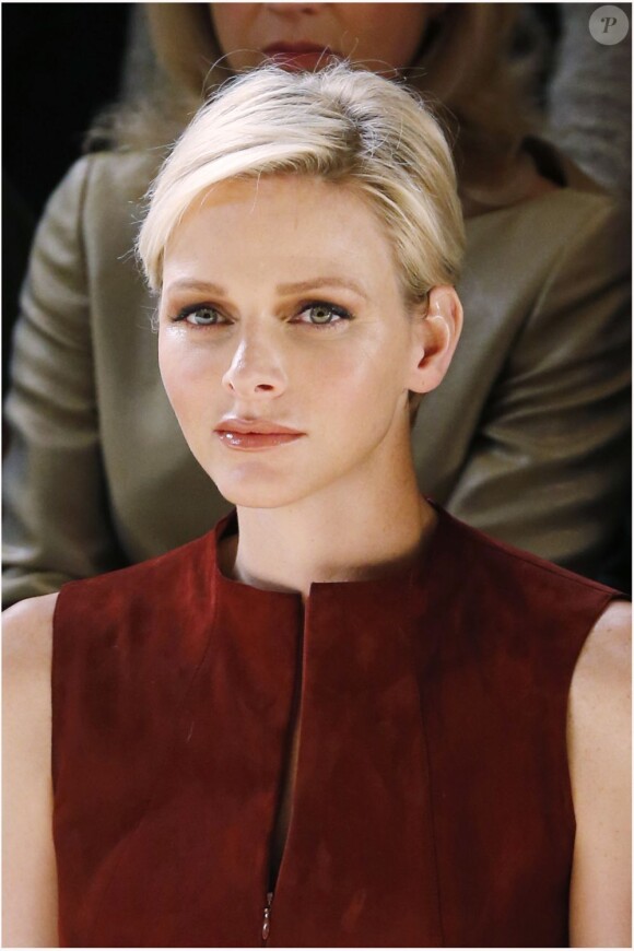 La princesse Charlene de Monaco au défilé Akris printemps/été 2013 lors de la Fashion Week de Paris, le 30 septembre 2012 au Palais de Chaillot