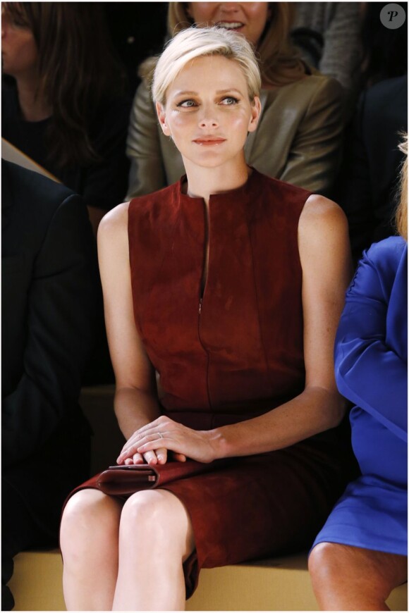 La princesse Charlene de Monaco au défilé Akris printemps/été 2013 lors de la Fashion Week de Paris, le 30 septembre 2012 au Palais de Chaillot