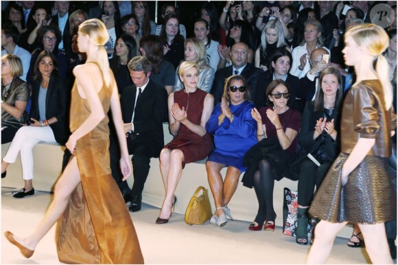 La princesse Charlene de Monaco, au côté de Peter Kriemler, au défilé Akris printemps/été 2013 lors de la Fashion Week de Paris, le 30 septembre 2012 au Palais de Chaillot