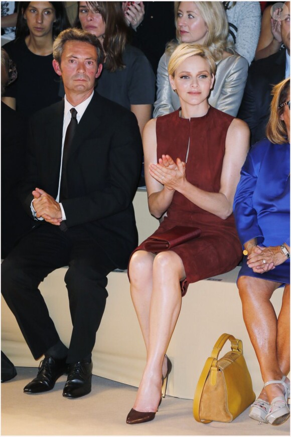 La princesse Charlene de Monaco, au côté de Peter Kriemler, au défilé Akris printemps/été 2013 lors de la Fashion Week de Paris, le 30 septembre 2012 au Palais de Chaillot