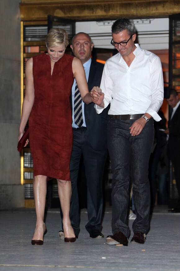 La princesse Charlene de Monaco avec le directeur artistique Albert Kriemler après le défilé Akris printemps/été 2013 lors de la Fashion Week de Paris, le 30 septembre 2012 au Palais de Chaillot