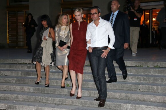 La princesse Charlene de Monaco avec le directeur artistique Albert Kriemler après le défilé Akris printemps/été 2013 lors de la Fashion Week de Paris, le 30 septembre 2012 au Palais de Chaillot