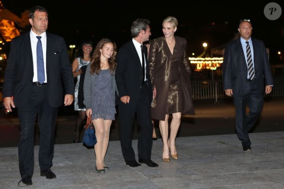 La princesse Charlene de Monaco arrivant avec Peter Kriemler au dîner Akris lors de la Fashion Week de Paris, le 30 septembre 2012