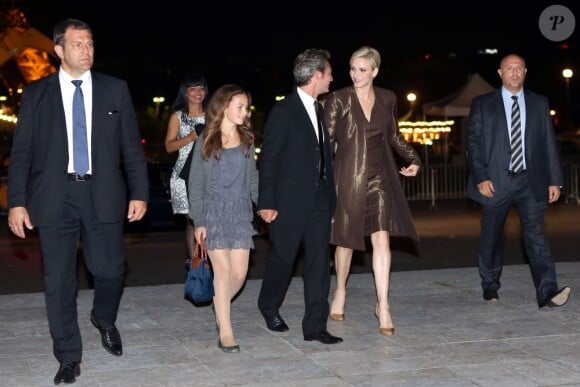 La princesse Charlene de Monaco arrivant avec Peter Kriemler au dîner Akris lors de la Fashion Week de Paris, le 30 septembre 2012