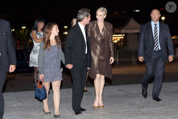 La princesse Charlene de Monaco arrivant avec Peter Kriemler au dîner Akris lors de la Fashion Week de Paris, le 30 septembre 2012