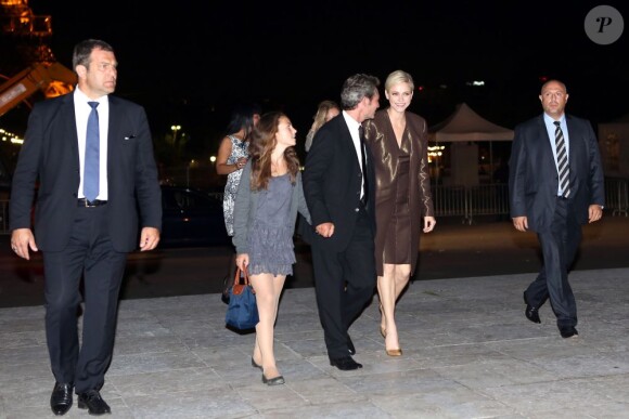 La princesse Charlene de Monaco arrivant avec Peter Kriemler au dîner Akris lors de la Fashion Week de Paris, le 30 septembre 2012