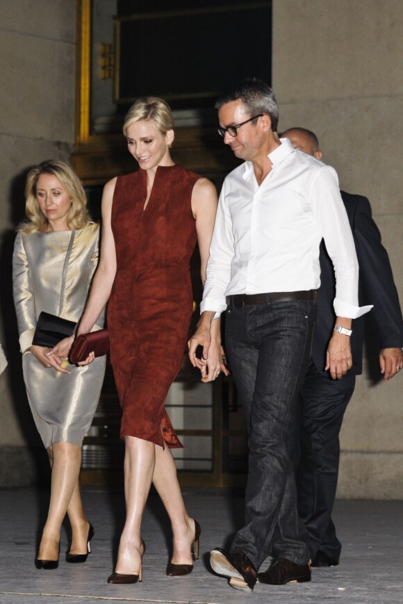 La princesse Charlene de Monaco à Paris le 30 septembre 2012 avec le directeur artistique Albert Kriemler à l'occasion du défilé Akris lors de la Fashion Week.