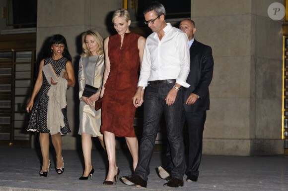 La princesse Charlene de Monaco à Paris le 30 septembre 2012 avec le directeur artistique Albert Kriemler à l'occasion du défilé Akris lors de la Fashion Week.