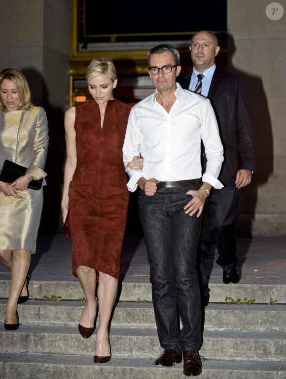 La princesse Charlene de Monaco à Paris le 30 septembre 2012 avec le directeur artistique Albert Kriemler à l'occasion du défilé Akris lors de la Fashion Week.