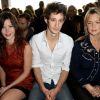 Pierre Niney entouré de Lou Lesage et Virginie Efira au défilé Printemps-Été John Galliano à La Cité de la Mode et du Design à Paris, le 30 septembre 2012.