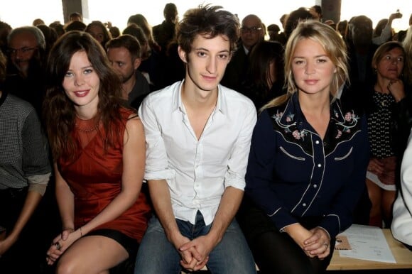Pierre Niney entouré de Lou Lesage et Virginie Efira au défilé Printemps-Été John Galliano à La Cité de la Mode et du Design à Paris, le 30 septembre 2012.