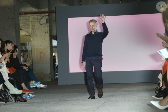 Bill Baytten salue après le défilé Printemps-Été John Galliano à La Cité de la Mode et du Design à Paris, le 30 septembre 2012.