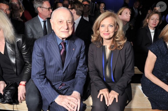 Valérie Trierweiler et Pierre Bergé au premier rang du défilé Saint Laurent Paris, au Grand Palais, à Paris, le 1er octobre 2012.