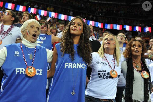Marie-Claire Noah entourée de sa petite-fille Yelena et de toute sa famille lors de la finale l'Eurobasket, entre la France et l'Espagne, à Kaunas en Lituanie le 19 septembre 2011