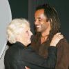 Yannick Noah et sa maman Marie-Claire le 18 mai 2006 lors des Prix Clarins de la Femme Dynamisante au théâtre de la comédie des Champs Elysées à Paris