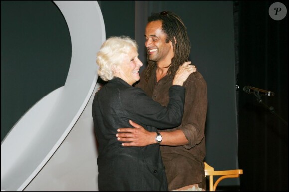 Yannick Noah et sa maman Marie-Claire le 18 mai 2006 lors des Prix Clarins de la Femme Dynamisante au théâtre de la comédie des Champs Elysées à Paris