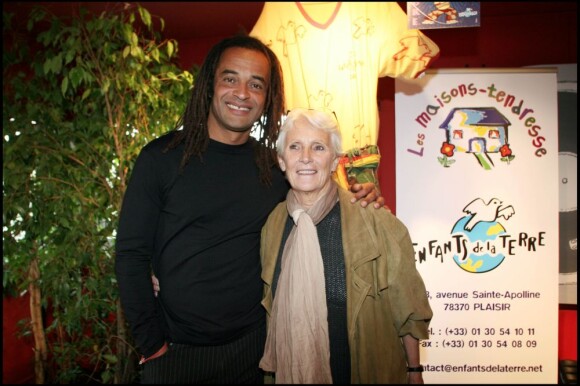 Yannick Noah et sa maman Marie-Claire le 21 avril 2005 lors d'une conférence de presse pour l'association Les enfants du monde