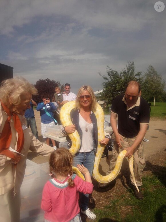 Photo de Geri Halliwell avec un serpent postée sur sa page Facebook officielle.