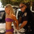 Photo de Geri Halliwell se faisant menotter par un policier à Miami, en 2010.