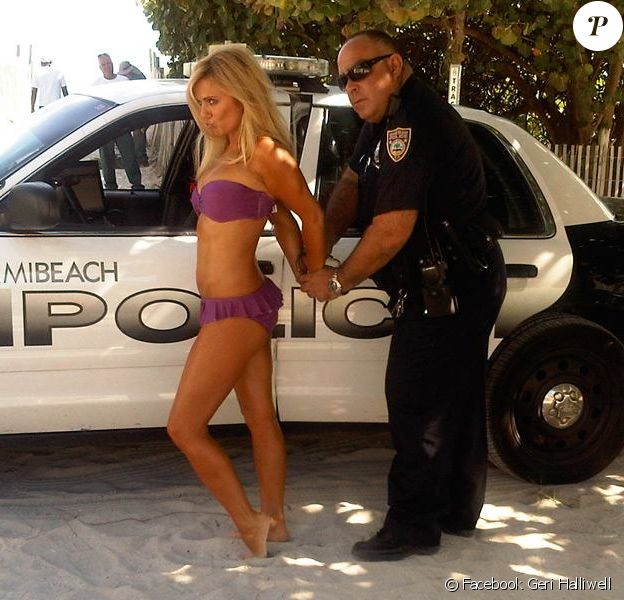 Photo de Geri Halliwell se faisant menotter par un policier à Miami, en 2010.