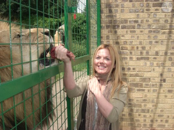 Photo de Geri Halliwell dans un zoo publiée sur sa page Facebook officielle.