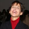 Sophie Marceau, en plein éclat de rire au premier rang du défilé Agnès B. printemps-été 2013 au musée du Jeu de Paume. Paris, le 2 octobre 2013.