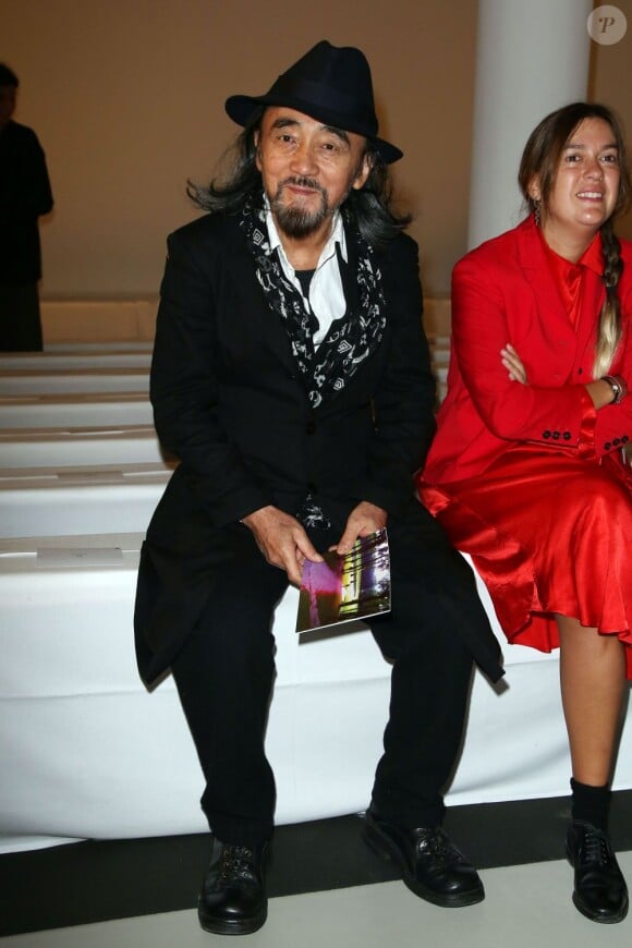 Yohji Yamamoto assiste au défilé Agnès B. printemps-été 2013 au musée du Jeu de Paume. Paris, le 2 octobre 2013.