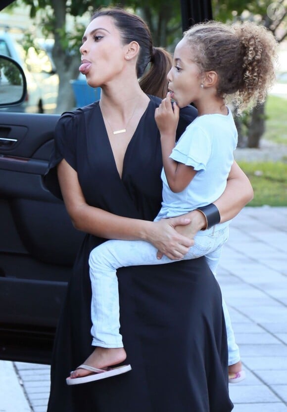 Kim Kardashian retombe en enfance à Miami, le 3 octobre 2012.