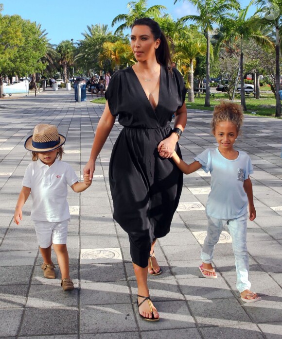 Kim Kardashian, prête pour la vie de famille, joue à la tante idéale sous le soleil de Miami. Le 3 octobre 2012.