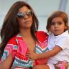 Kourtney Kardashian et son fils Mason à Miami, le 3 octobre 2012.