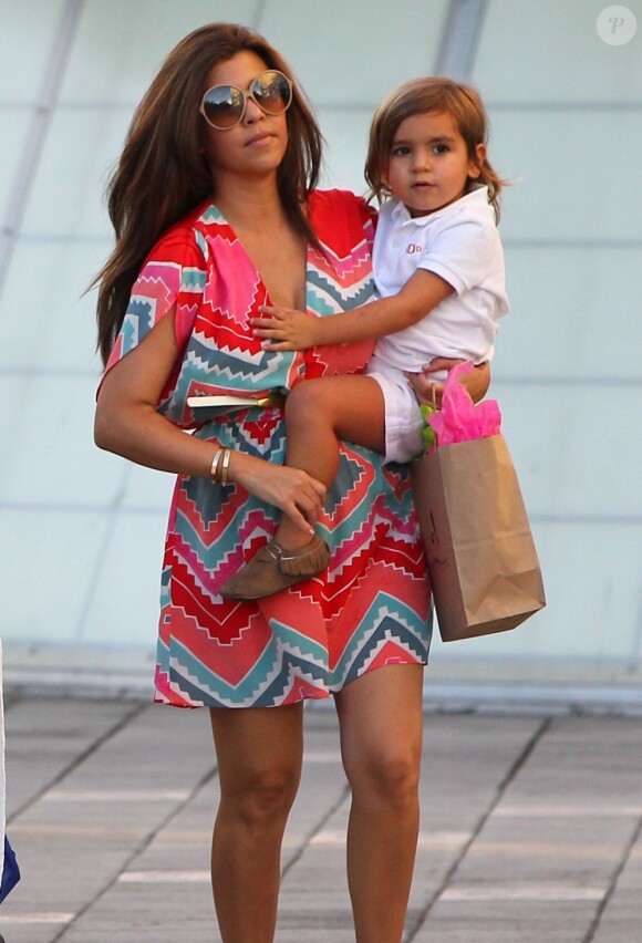 Kourtney Kardashian et son fils Mason à Miami, le 3 octobre 2012.