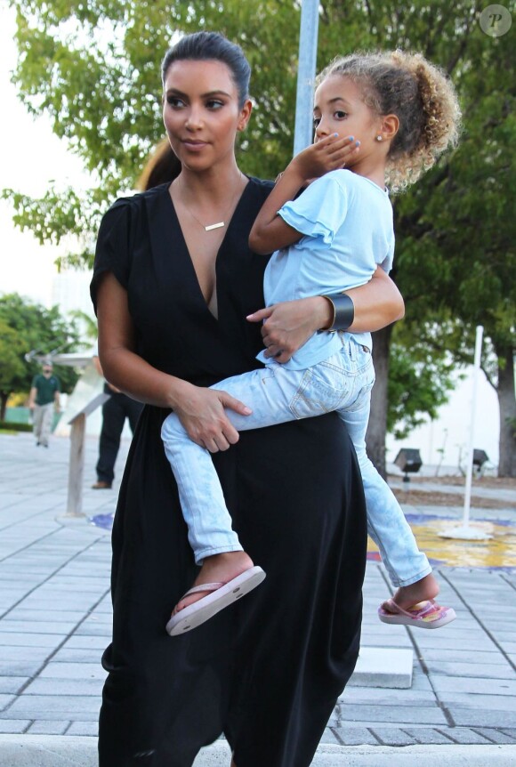 Kourtney Kardashian se promene avec sa soeur Kim Kardashian et ses enfants Mason et Penelope, a Miami le 3 octobre 2012.