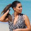 Kim Kardashian se promène sur la plage à Miami, le 3 octobre 2012.