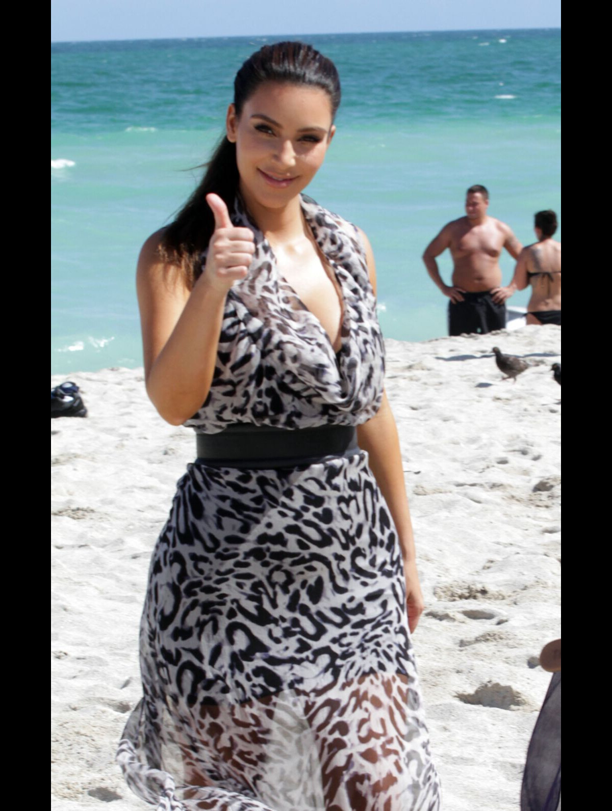 Photo Kim Kardashian se promène sur la plage à Miami, le 3 octobre 2012. Purepeople