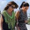 Kim et Kourtney Kardashian se promènent sur la plage et se font filmer pour les besoin de l'émission de télé-réalité familiale, Keeping Up With The Kardashians. Miami, le 3 octobre 2012.