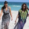Kim et Kourtney Kardashian se promènent sur la plage a Miami, le 3 octobre 2012.