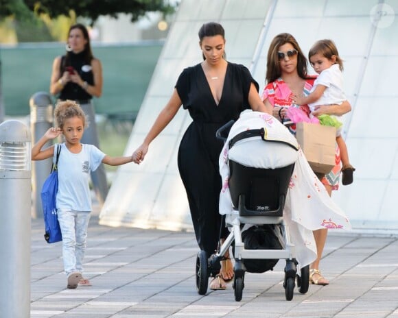 Kim Kardashian et sa soeur Kourtney se dirigent au Miami Children's Museum. Miami, le 3 octobre 2012.