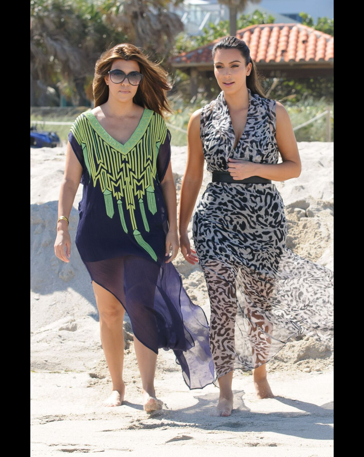 Photo Kim Kardashian et sa grande soeur Kourtney se balade sur la plage et tourne des