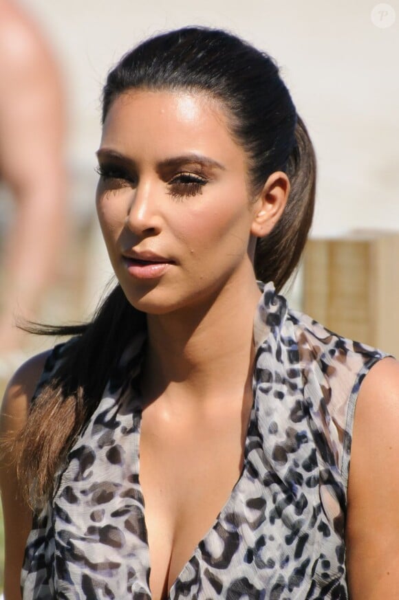 Kim Kardashian tourne des séquences de Keeping Up With The Kardashian à Miami. Le 3 octobre 2012.