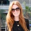 Julianne Moore prête à décoller de l'aéroport de Los Angeles au lendemain de son triomphe aux Emmy Awards. Le 24 septembre 2012.