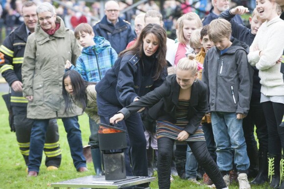 La princesse Marie de Danemark, diplômée en lutte contre les incendies, participait le 4 octobre 2012 dans une école primaire de Tonder à la campagne nationale de sensibilisation et de prévention sur le feu organisée par la Beredskabsstyrelsen (ou DEMA), l'Agence danoise de gestion des urgences.