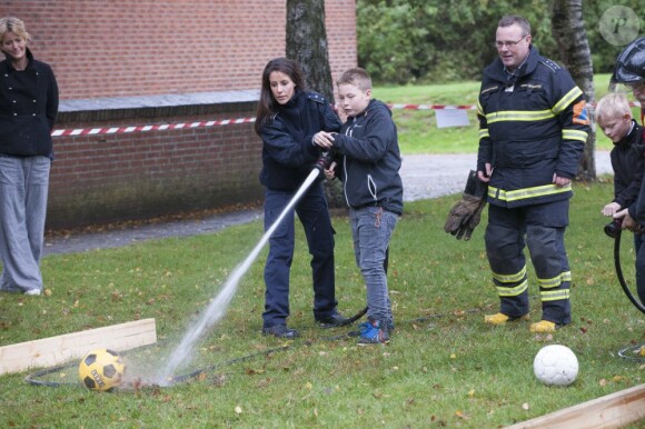 La princesse Marie de Danemark participait le 4 octobre 2012 dans une école primaire de Tonder à la campagne nationale de sensibilisation et de prévention sur le feu organisée par la Beredskabsstyrelsen (ou DEMA), l'Agence danoise de gestion des urgences, dont elle est diplômée depuis 2011.