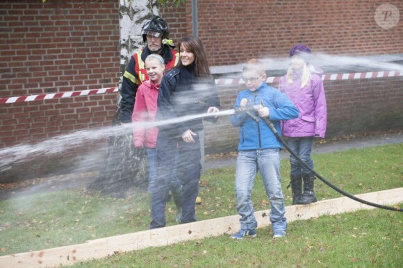 La princesse Marie de Danemark participait le 4 octobre 2012 dans une école primaire de Tonder à la campagne nationale de sensibilisation et de prévention sur le feu organisée par la Beredskabsstyrelsen (ou DEMA), l'Agence danoise de gestion des urgences, dont elle est diplômée depuis 2011.
