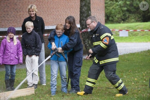 La princesse Marie de Danemark participait le 4 octobre 2012 dans une école primaire de Tonder à la campagne nationale de sensibilisation et de prévention sur le feu organisée par la Beredskabsstyrelsen (ou DEMA), l'Agence danoise de gestion des urgences, dont elle est diplômée depuis 2011.