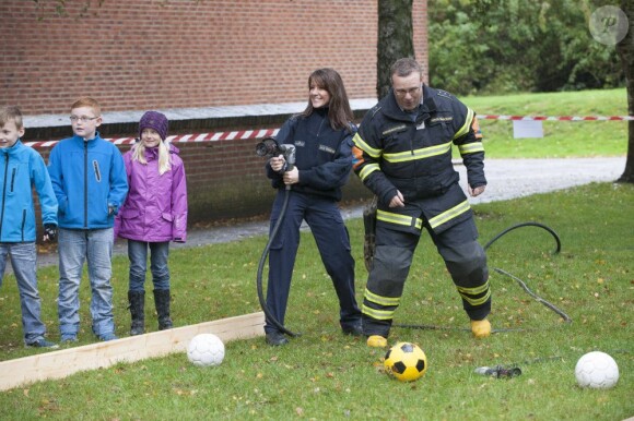 La princesse Marie de Danemark participait le 4 octobre 2012 dans une école primaire de Tonder à la campagne nationale de sensibilisation et de prévention sur le feu organisée par la Beredskabsstyrelsen (ou DEMA), l'Agence danoise de gestion des urgences, dont elle est diplômée depuis 2011.
