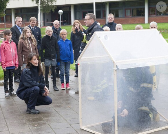 La princesse Marie de Danemark participait le 4 octobre 2012 dans une école primaire de Tonder à la campagne nationale de sensibilisation et de prévention sur le feu organisée par la Beredskabsstyrelsen (ou DEMA), l'Agence danoise de gestion des urgences, dont elle est diplômée depuis 2011.