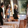 Lady Gaga, en soutien-gorge et micro-short en jean, s'est offert avec son staff un déjeuner à la plage restaurant Les Pirates de Juan-les-Pins vendredi 5 octobre 2012, au lendemain d'un concert à Nice et à la veille de sa dernière date européenne à Barcelone.