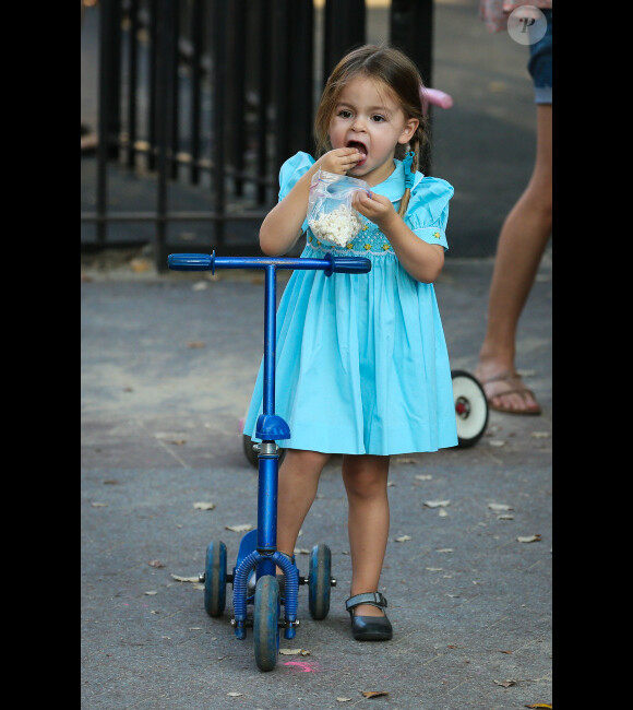 Les filles de Sarah Jessica Parker, Marion et Tabitha font de la trottinette et se défoulent dans un parc avec leurs amies sous les yeux de la nounou, le 5 octobre 2012 à New York - Marion en pleine action